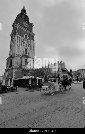 Image en noir et blanc de la tour de l'hôtel de ville, place du marché, Cracovie, Pologne, Europe. Banque D'Images