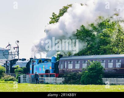 Une locomotive de train à vapeur tirant une calèche, Bo'ness Kinneil Vintage Railway, Écosse, Royaume-Uni Banque D'Images