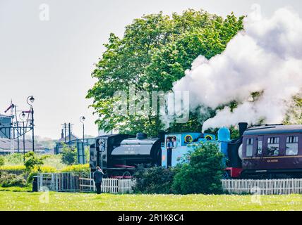 Une locomotive de train à vapeur tirant une calèche, Bo'ness Kinneil Vintage Railway, Écosse, Royaume-Uni Banque D'Images