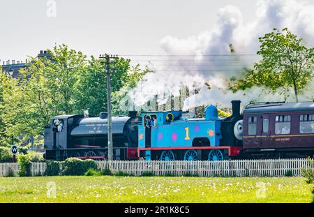 Une locomotive de train à vapeur tirant une calèche, Bo'ness Kinneil Vintage Railway, Écosse, Royaume-Uni Banque D'Images