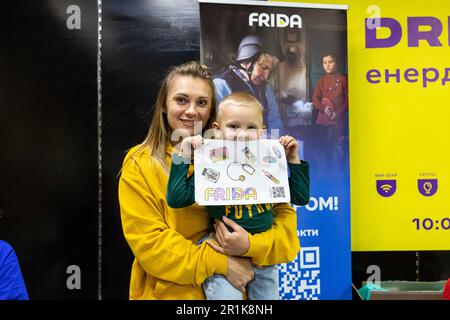 Kiev, Ukraine. 14th mai 2023. Yulia et Boyko, FRIDA Ukraine les patients se posent pour être photographiés après avoir été traités dans un centre ambulatoire à Dream Berry à Kiev, Ukraine sur 14 mai 2023. FRIDA Ukraine est une mission médicale volontaire ukrainienne-israélienne visant à aider la population civile. Comme l'invasion à grande échelle de l'Ukraine par les forces russes continue pendant près de 15 mois, il existe de nombreux projets gouvernementaux et privés qui aident la population touchée dans leurs besoins quotidiens. (Photo par Dominika Zarzycka/Sipa USA) crédit: SIPA USA/Alay Live News Banque D'Images