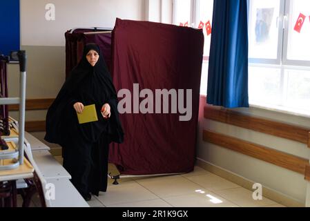 Istanbul, Turquie. 14th mai 2023. Une femme vote au bureau de vote de l'école de Saffet Çebi. 64 millions de citoyens turcs sont appelés à se rendre aux urnes aujourd'hui pour voter dans ce qui pourrait être une élection présidentielle et parlementaire historique. Pour le premier président Recep Tayyip Erdogan, du parti conservateur de l’AKP, a un concurrent sérieux de Kemal Kilicdaroglu, qui dirige une coalition de partis d’opposition. Crédit : SOPA Images Limited/Alamy Live News Banque D'Images