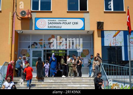 Istanbul, Turquie. 14th mai 2023. Personnes vues à l'extérieur du bureau de vote de l'école de Saffet Çebi. 64 millions de citoyens turcs sont appelés à se rendre aux urnes aujourd'hui pour voter dans ce qui pourrait être une élection présidentielle et parlementaire historique. Pour le premier président Recep Tayyip Erdogan, du parti conservateur de l’AKP, a un concurrent sérieux de Kemal Kilicdaroglu, qui dirige une coalition de partis d’opposition. Crédit : SOPA Images Limited/Alamy Live News Banque D'Images