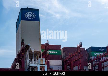 Hambourg, Allemagne - 04 17 2023: Gros plan de la superstructure d'un navire-conteneur avec le logo de cosco Shipping et divers conteneurs Banque D'Images