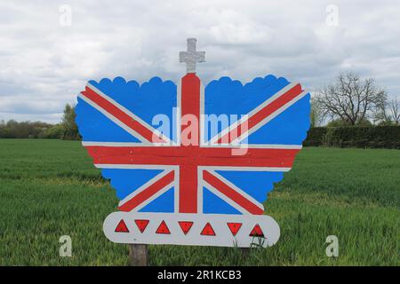 Drapeau de l'Union géante en forme de couronne pour célébrer le roi Charles le troisième couronnement dans un champ dans le North Yorkshire UK Banque D'Images