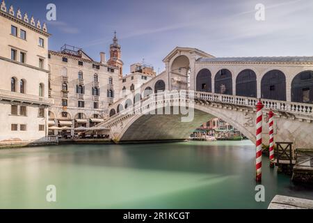 Pont du Rialto, Venise, Italie, pont historique en pierre traversant le Grand Canal et l'un des monuments les plus célèbres de la ville. Banque D'Images