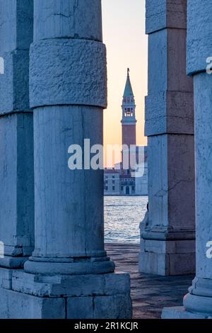 Campanile Saint-Marc, Venise, Italie, la tour clocher emblématique s'élevant au-dessus de la Piazza San Marco et du cœur historique de la ville. Banque D'Images