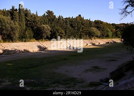 Ancien amphithéâtre odeon construit en pierre sur l'île de Rhodes. Sur le territoire voisin, il y a un ancien stade pour les athlètes de pentathlon. Banque D'Images