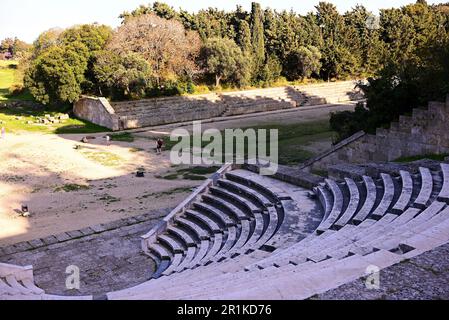 Ancien amphithéâtre odeon construit en pierre sur l'île de Rhodes. Sur le territoire voisin, il y a un ancien stade pour les athlètes de pentathlon. Banque D'Images