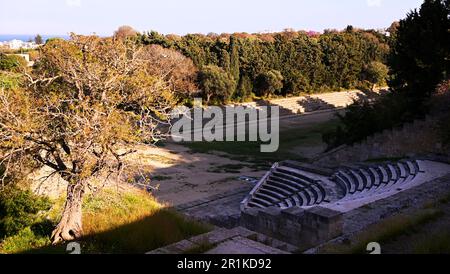 Ancien amphithéâtre odeon construit en pierre sur l'île de Rhodes. Sur le territoire voisin, il y a un ancien stade pour les athlètes de pentathlon. Banque D'Images