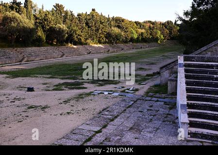 Ancien amphithéâtre odeon construit en pierre sur l'île de Rhodes. Sur le territoire voisin, il y a un ancien stade pour les athlètes de pentathlon. Banque D'Images