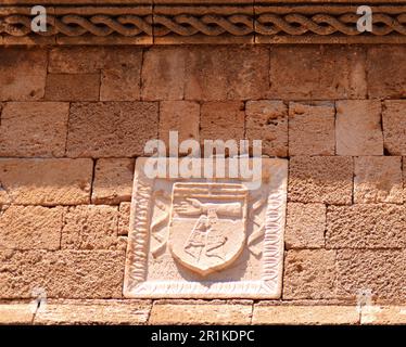 Trois armoiries des maîtres du cheveu en pierre sur le mur d'une résidence médiévale dans la vieille ville de Rhodes Banque D'Images