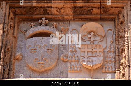 Trois armoiries des maîtres du cheveu en pierre sur le mur d'une résidence médiévale dans la vieille ville de Rhodes Banque D'Images