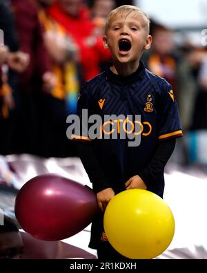 Un fan de Bradford City affiche son soutien lors du match de la demi-finale de la première jambe de la Sky Bet League au stade de Bradford de l'Université de Bradford, à Bradford. Date de la photo: Dimanche 14 mai 2023. Banque D'Images