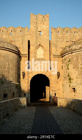 Porte d'entrée de la ville médiévale de Rhodes et un pont en pierre menant à l'entrée. Tours semi-circulaires à l'entrée et trous d'échappatoires sur le mur Banque D'Images