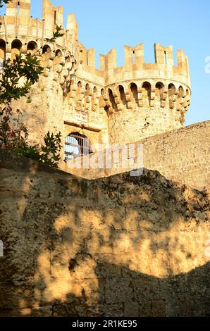 Les tours semi-circulaires avec des trous en boucle aux extrémités sont la porte d'entrée devant le pont en pierre menant aux murs de fortification. Banque D'Images