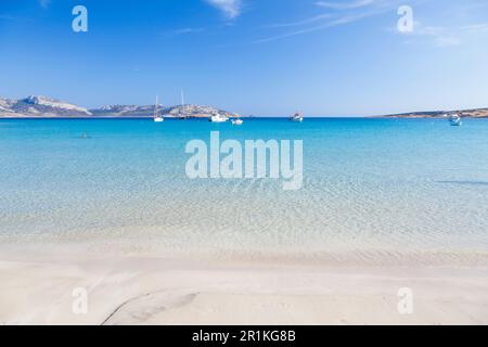 Plage de sable de rêve d'eaux turquoise cristallines dans l'île de Koufonisi, les îles Cyclades, Grèce, Europe. Banque D'Images