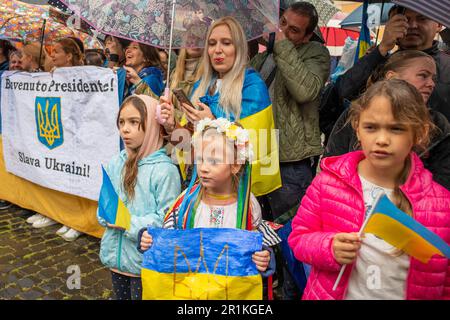 Rome, Italie. 13th mai 2023. Trois petites filles et membres de l'Association chrétienne des Ukrainiens en Italie attendant le passage du président ukrainien Zelensky sur la Piazza Barberini lors de sa visite à Rome. Le président ukrainien Volodymyr Zelensky se rend à Rome plus d’un an après le début du conflit en Ukraine. Après son atterrissage à Ciampino, il a rencontré le chef de l'État, Sergio Mattarella, le Premier ministre, Giorgia Meloni et, dans l'après-midi, Pape François. Crédit : SOPA Images Limited/Alamy Live News Banque D'Images