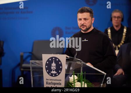 Le président et lauréat ukrainien Volodymyr Zelensky prend la parole lors de la cérémonie de remise du Prix Charlemagne pour les services à l'unité européenne sur 14 mai 2023 dans la salle du Couronnement à Aix-la-Chapelle, en Allemagne. Le président ukrainien Volodymyr Zelensky et le peuple de son pays reçoivent dimanche à Aix-la-Chapelle le Prix Charlemagne 14 mai international. Photo du Président ukrainien Bureau de presse/UPI crédit: UPI/Alay Live News Banque D'Images