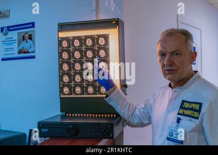 Le directeur général Ryzenko Serhii présente des types 14 mai 2023 de lésions cérébrales à l'hôpital de Mishnikov à Dnipro, en Ukraine, où des soldats blessés ont été soignés Banque D'Images