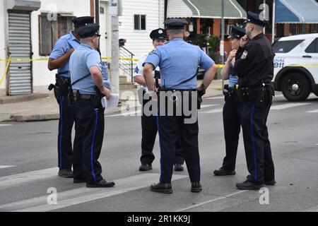 Plusieurs policiers recueillent des preuves et conversent sur les lieux du crime, dimanche matin. Fusillade fatale le matin de la fête des mères à Philadelphie, Pennsylvanie, États-Unis sur 14 mai 2023. Une fusillade fatale s'est produite le matin de la Fête des mères vers 5 h 30 le dimanche. La fusillade a eu lieu dans le secteur de la rue North 29th et de la rue West Cumberland. Une personne a été déclarée morte. Aucune information supplémentaire n'est disponible pour le moment. Le service de police de Philadelphie était sur place dimanche matin pour enquêter. (Photo de Kyle Mazza/SOPA Images/Sipa USA) Banque D'Images