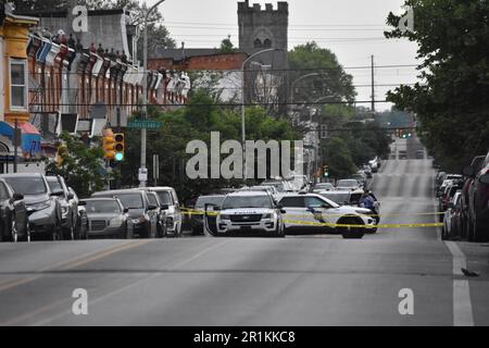 La police de Philadelphie se trouve à l'extérieur de la rue menant à la scène du crime. Plusieurs véhicules de police et policiers peuvent être vus sur les lieux du crime. Fusillade fatale le matin de la fête des mères à Philadelphie, Pennsylvanie, États-Unis sur 14 mai 2023. Une fusillade fatale s'est produite le matin de la Fête des mères vers 5 h 30 le dimanche. La fusillade a eu lieu dans le secteur de la rue North 29th et de la rue West Cumberland. Une personne a été déclarée morte. Aucune information supplémentaire n'est disponible pour le moment. Le service de police de Philadelphie était sur place dimanche matin pour enquêter. Banque D'Images