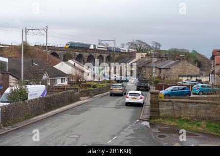 Le train pendolino de la côte ouest d'Avanti traverse le viaduc Conder à Galgate, sur la ligne principale de la côte ouest dans le Lancashire Banque D'Images