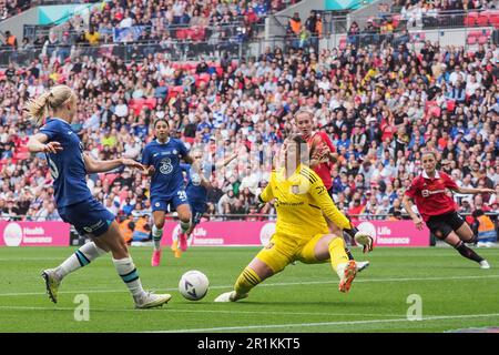 Londres, Royaume-Uni. 14th mai 2023. Le gardien de but Mary Earps (27 Manchester United) sauve un tir de Pernille Harder (23 Chelsea) lors de la finale de la coupe Vitality Womens FA entre Chelsea et Manchester United au stade Wembley à Londres, Angleterre (Natalie Mincher/SPP) Credit: SPP Sport Press photo. /Alamy Live News Banque D'Images