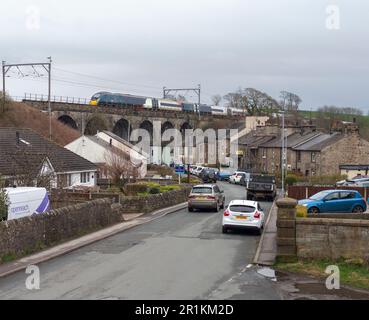 Le train pendolino de la côte ouest d'Avanti traverse le viaduc Conder à Galgate, sur la ligne principale de la côte ouest dans le Lancashire Banque D'Images