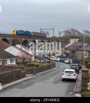 Locomotive Deltic conservée de classe 55 sur une ligne principale de traite sur la ligne principale de la côte ouest avec un chemin de fer de la côte ouest de classe 57 traversant le viaduc de Galgate Banque D'Images