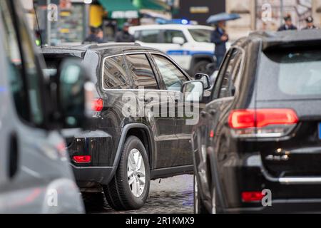 Rome, Italie. 13th mai 2023. La voiture transportant le président ukrainien Zelensky quitte le Palazzo Chigi lors de sa visite à Rome. Le président ukrainien Volodymyr Zelensky se rend à Rome plus d’un an après le début du conflit en Ukraine. Après son atterrissage à Ciampino, il a rencontré le chef de l'État, Sergio Mattarella, le Premier ministre, Giorgia Meloni et, dans l'après-midi, Pape François. (Photo de Marcello Valeri/SOPA Images/Sipa USA) crédit: SIPA USA/Alay Live News Banque D'Images