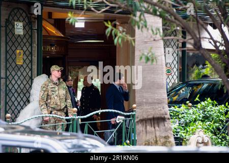 Rome, Italie. 13th mai 2023. Un soldat de l'escorte armée du président ukrainien Zelensky tient la garde à l'entrée de l'hôtel Parco dei Principi où le président reste pendant sa visite à Rome. Le président ukrainien Volodymyr Zelensky se rend à Rome plus d’un an après le début du conflit en Ukraine. Après son atterrissage à Ciampino, il a rencontré le chef de l'État, Sergio Mattarella, le Premier ministre, Giorgia Meloni et, dans l'après-midi, Pape François. (Photo de Marcello Valeri/SOPA Images/Sipa USA) crédit: SIPA USA/Alay Live News Banque D'Images