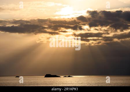 Belle vue sur le coucher du soleil depuis la plage de Saint-Malo. Piscine naturelle à Saint-Malo en Bretagne . France. Banque D'Images