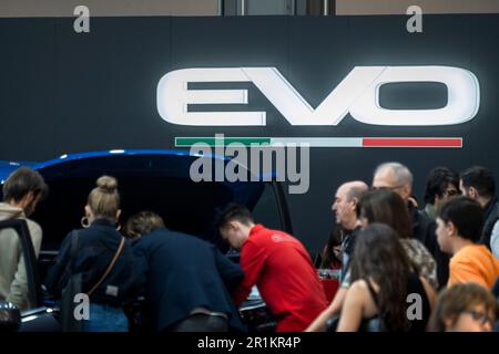 Barcelone, Espagne. 14th mai 2023. Le logo EVO est visible au salon automobile Barcelona. Le spectacle automobile Barcelona 2023 ouvre ses portes de 13 mai à 21 sur le parc des expositions de Montjüic. 23 marques de voitures présenteront leurs nouveautés en mettant en avant la voiture électrique comme protagoniste. Crédit : SOPA Images Limited/Alamy Live News Banque D'Images