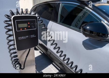 Barcelone, Espagne. 14th mai 2023. Le chargeur électrique mobile est vu au salon automobile Barcelona. Le spectacle automobile Barcelona 2023 ouvre ses portes de 13 mai à 21 sur le parc des expositions de Montjüic. 23 marques de voitures présenteront leurs nouveautés en mettant en avant la voiture électrique comme protagoniste. Crédit : SOPA Images Limited/Alamy Live News Banque D'Images