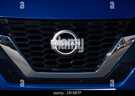 Barcelone, Espagne. 14th mai 2023. L'écusson Nissan est visible au salon automobile de Barcelone. Le spectacle automobile Barcelona 2023 ouvre ses portes de 13 mai à 21 sur le parc des expositions de Montjüic. 23 marques de voitures présenteront leurs nouveautés en mettant en avant la voiture électrique comme protagoniste. Crédit : SOPA Images Limited/Alamy Live News Banque D'Images