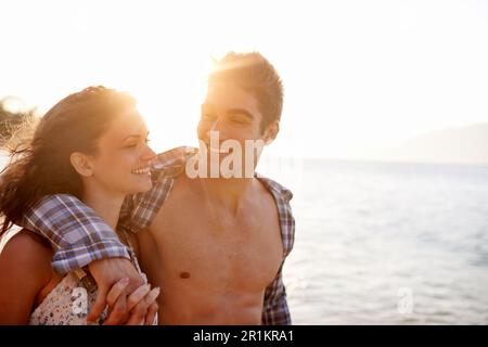 J'aime les longues promenades sur la plage... mais seulement avec elle. un jeune couple qui profite d'une escapade à la plage. Banque D'Images