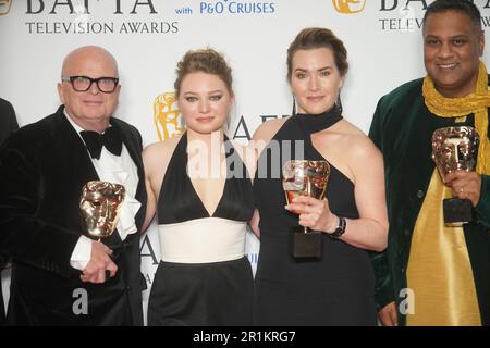 (Gauche-droite) Dominic Savage, Mia Threapleton, Kate Winslet et Krish Majumdar avec le prix pour le simple Drama, pour moi Ruth aux BAFTA Television Awards 2023 au Royal Festival Hall, Londres. Date de la photo: Dimanche 14 mai 2023. Banque D'Images