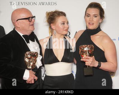 Dominic Savage, Mia Threapleton et Kate Winslet avec le prix pour le simple drame, pour moi Ruth aux BAFTA Television Awards 2023 au Royal Festival Hall, Londres. Date de la photo: Dimanche 14 mai 2023. Banque D'Images