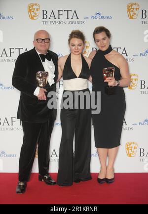 Dominic Savage, Mia Threapleton et Kate Winslet avec le prix pour le simple drame, pour moi Ruth aux BAFTA Television Awards 2023 au Royal Festival Hall, Londres. Date de la photo: Dimanche 14 mai 2023. Banque D'Images