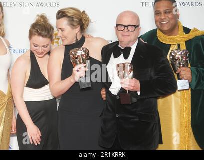 (Gauche-droite) Mia Threapleton, Kate Winslet, Dominic Savage et Krish Majumdar avec le prix pour le simple Drama, pour moi Ruth aux BAFTA Television Awards 2023 au Royal Festival Hall, Londres. Date de la photo: Dimanche 14 mai 2023. Banque D'Images