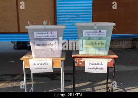 Bangkok, Thaïlande. 14th mai 2023. Urnes vues au bureau de vote de Wat That Thong à Bangkok. Crédit : SOPA Images Limited/Alamy Live News Banque D'Images