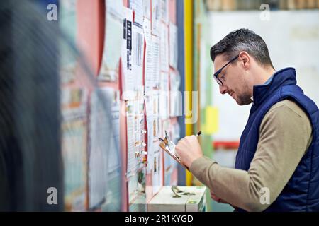 HES rapide et efficace. un homme travaillant dans un grand entrepôt. Banque D'Images