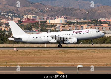 Un avion Express Malta Airbus 320 volant au nom d'Eurowings atterrissant à l'aéroport de Malaga Costa del sol. Avion Express Malta est la filiale d'Avion Express basée à l'aéroport international de Malte. Le transporteur a reçu un certificat d'exploitant aérien maltais et a commencé ses activités le 20 mai 2019 avec A320 avions. Avion Express Malta exploite des services ACMI à destination des transporteurs réguliers et des transporteurs affrétés. Banque D'Images