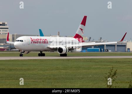 Montréal, Canada. 21st mai 2022. Un Boeing 767-300ER d'Austrian Airlines vient d'atterrir à l'aéroport international Pierre Elliott Trudeau de Montréal. Austrian Airlines est le transporteur aérien autrichien et une filiale du groupe Lufthansa. Le siège de la compagnie aérienne est situé sur le terrain de l'aéroport international de Vienne à Schwechat, où elle entretient également son centre. (Photo de Fabrizio Gandolfo/SOPA Images/Sipa USA) crédit: SIPA USA/Alay Live News Banque D'Images