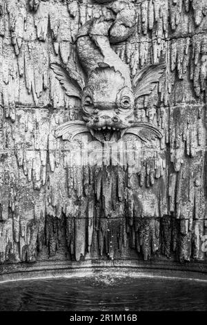 Un poisson-dragon grotesque jasche de l'eau dans une piscine sur un mur le long de l'esplanade du domaine Biltmore à Asheville, NC, Etats-Unis Banque D'Images