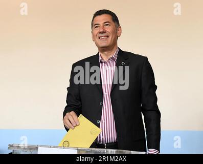 Istanbul, Turquie. 14th mai 2023. Le candidat à la présidence de l'ATA Allianceâs Sinan Ogan, vote avec son épouse Gokcen Ogan à un bureau de vote pour les élections présidentielles et législatives à Ankara, Turkiye dimanche, 14 mai 2023. Photo par ATA Alliance/UPI crédit: UPI/Alay Live News Banque D'Images