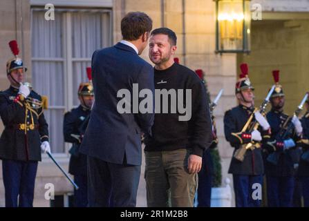 Paris, France. 14th mai 2023. Le président ukrainien Volodymyr Zelensky (R) tremble la main avec le président français Emmanuel Macron à l’Elysée à Paris, dimanche, 14 mai 2023. Prolongeant une tournée européenne à plusieurs arrêts, Zelensky a fait une visite surprise à la capitale française. Photo par Eco Clément/UPI crédit: UPI/Alay Live News Banque D'Images