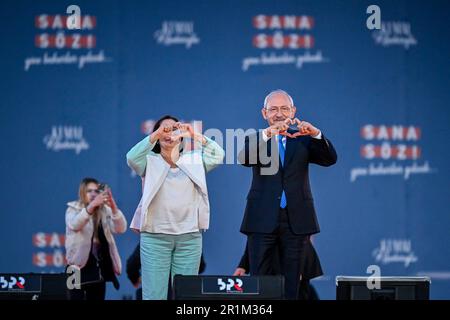 Ankara, Turquie. 14th mai 2023. Kemal Kilicdaroglu, le chef du Parti républicain du peuple (CHP) de centre-gauche, pro-laïque, se dirige vers ses partisans au siège du Parti républicain du peuple (CHP) à Ankara, en Turquie, sur 14 mai 2023. Le président Recep Tayyip Erdogan est confronté à son plus grand test électoral alors que le pays se dirige vers les élections législatives du pays. Erdogan est au pouvoir depuis plus de deux décennies. Photo par Parti républicain du peuple/Alp Eren Kaya/ Credit: UPI/Alay Live News Banque D'Images