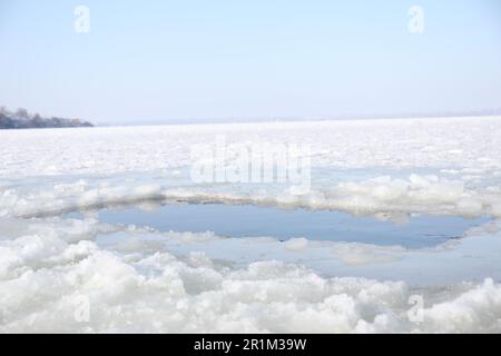 Trou de glace dans la rivière le jour d'hiver. Rituel de baptême Banque D'Images